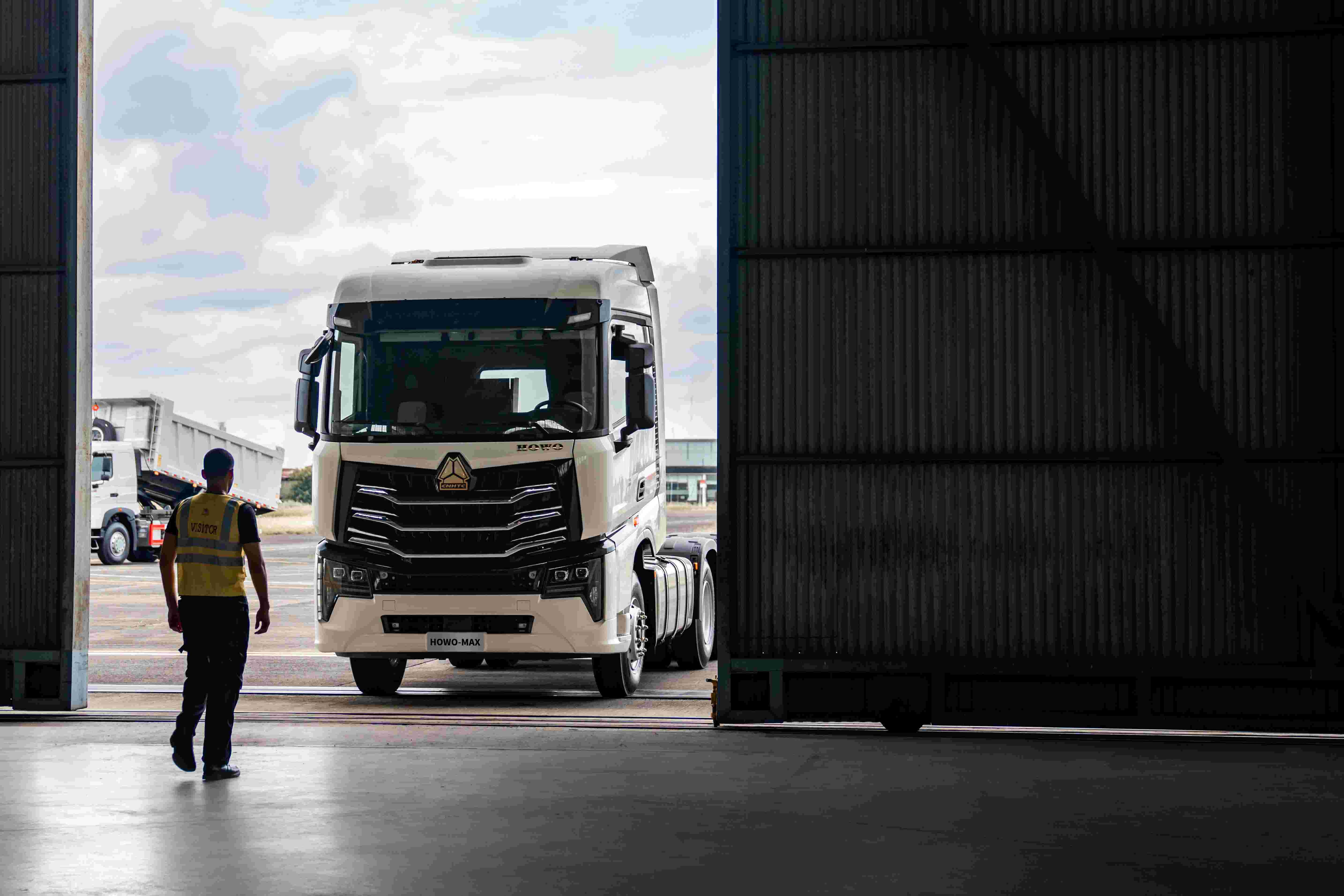 HOWO-MAX 6x4 tractor (12)